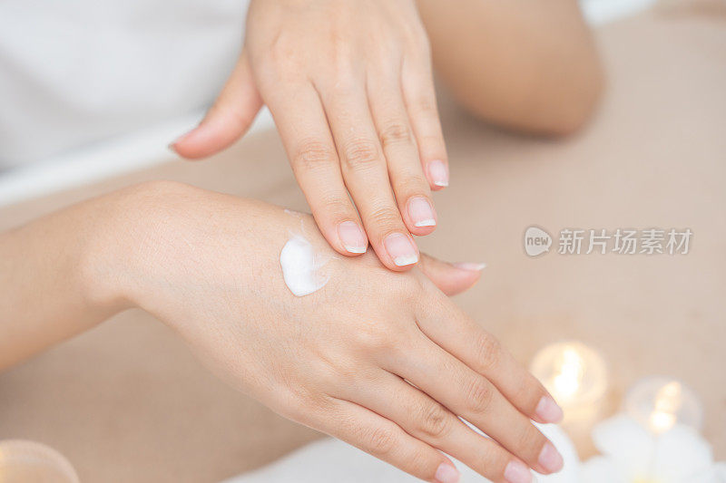 水疗和护理手部皮肤，女性应用有机保湿护手霜，手部护肤概念，冬季，女性护肤，美女护肤用护手霜，手部乳液