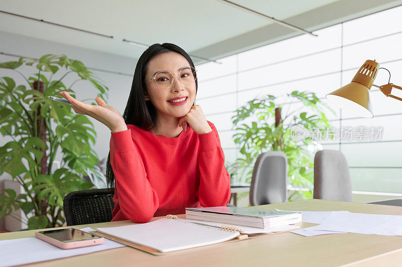 咖啡店里，女人用铅笔在笔记本上写字。在咖啡店户外工作的妇女。