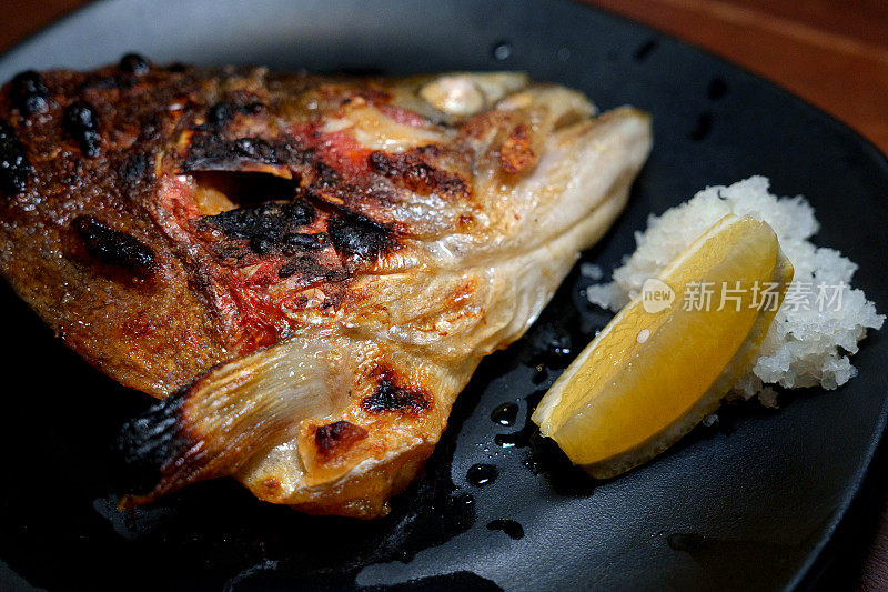 盐烤三文鱼鱼头，一道美味的日本料理