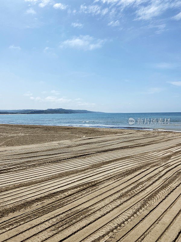 沙型，沙浪，沙滩清洁。沙子，大海和天空的背景