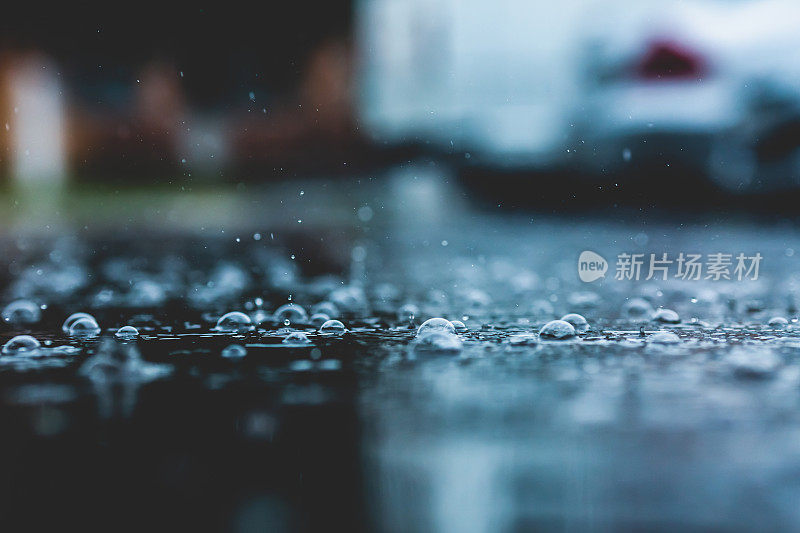水在沥青上起泡。暴雨。多雨的天气。水滴。雨滴
