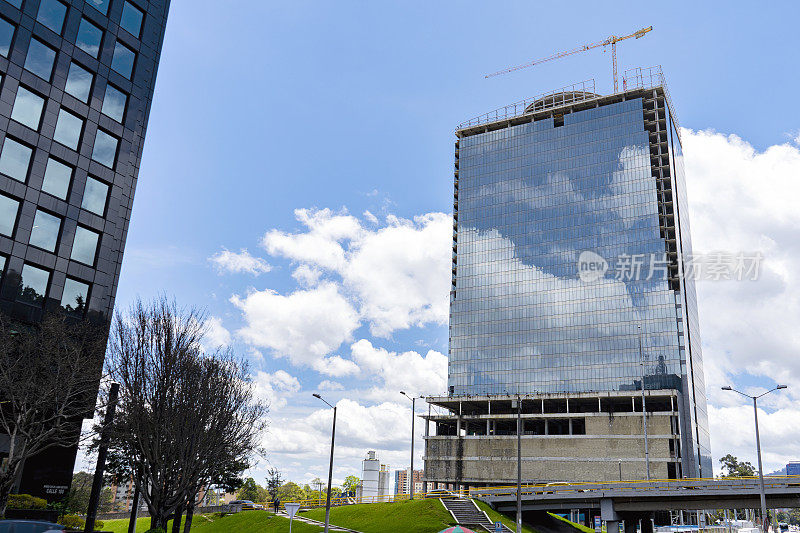哥伦比亚波哥大卡雷拉塞普蒂玛的办公楼。基础设施的概念。