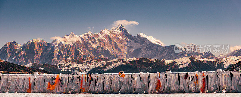 南察巴瓦，位于喜马拉雅山和念珠桑格拉山脉的交汇处，中国西藏
