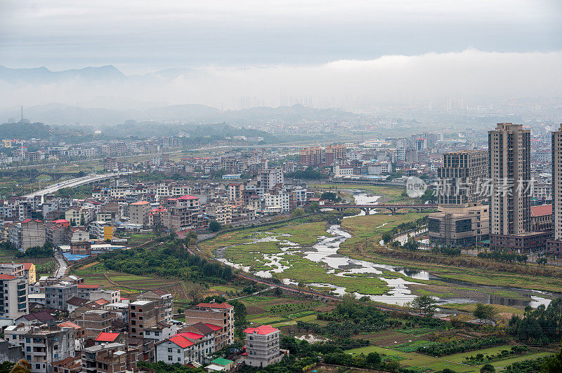 雨后的城市和山峰