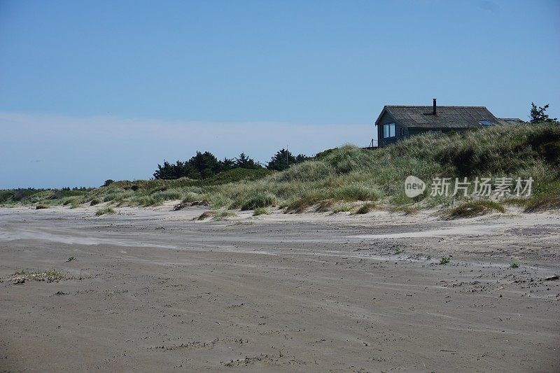 夏天沙丘上的丹麦房子。夏天在丹麦家里的沙丘上。丹麦的海滨别墅。夏天的丹麦沙丘。丹麦的海滩和沙丘。丹麦的Kjul海滩。