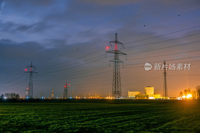 核电站绿地上的电塔