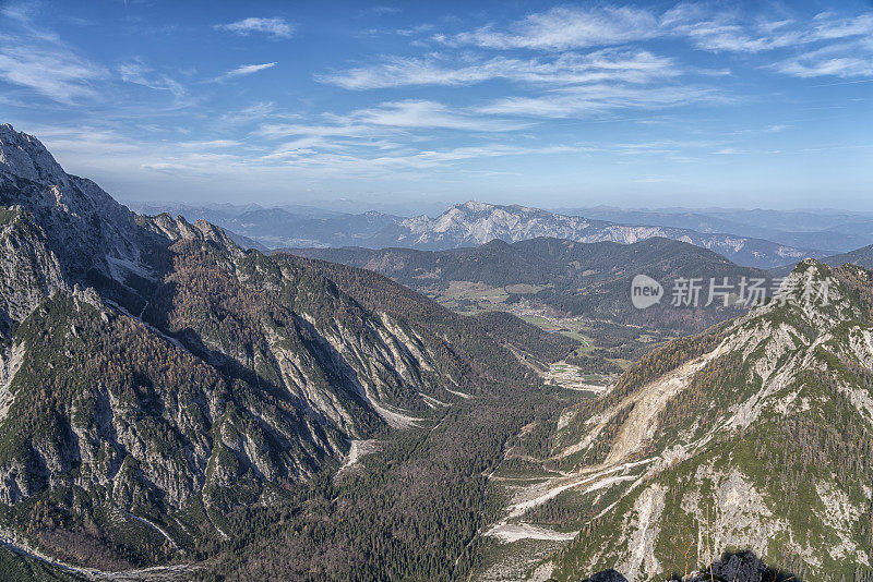 在秋天从上面滑雪跳普兰尼察