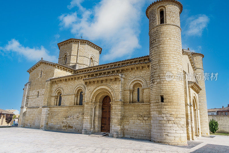 圣Martín德图尔教堂是11世纪下半叶在西班牙帕伦西亚Frómista建立的一座天主教寺庙，位于圣地亚哥大道上。它属于罗马式风格