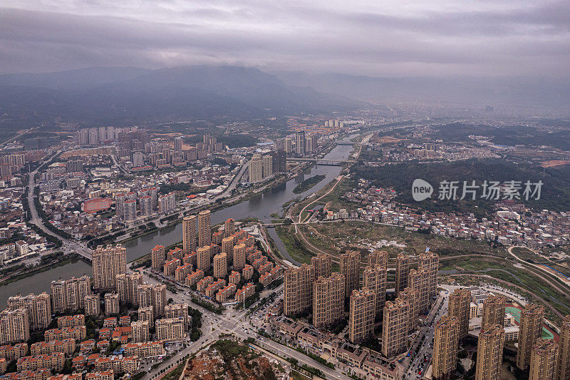 沿河人口密集的城市建筑鸟瞰图