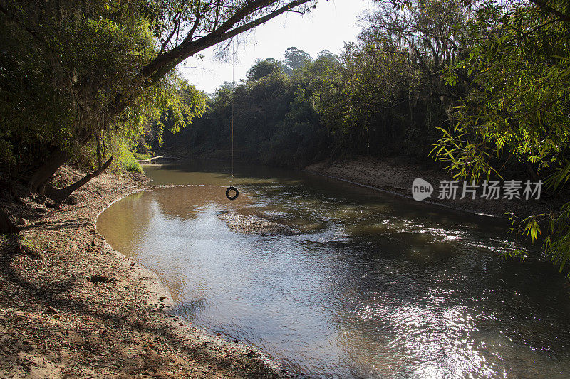 轮胎荡过河