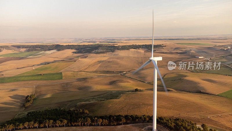 一个孤零零的风力涡轮机在农村，农田设置。