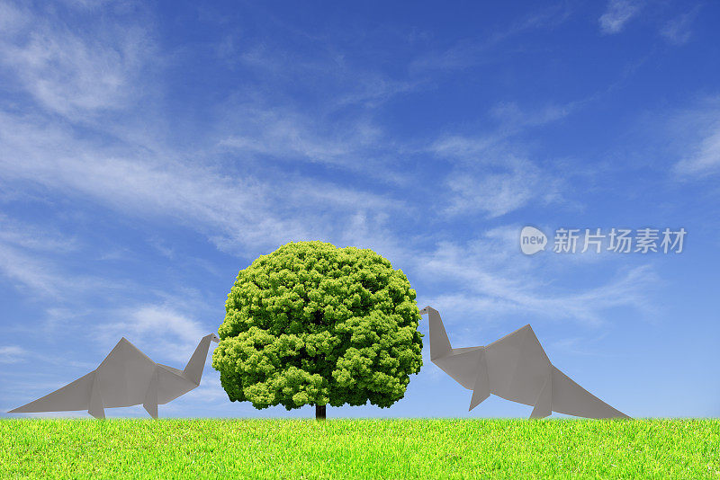 两只恐龙在蓝天下的樟树下觅食