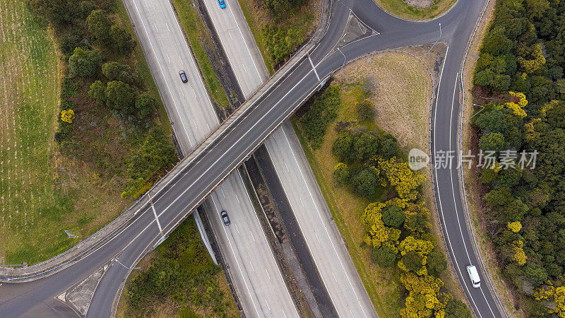 高速公路大桥的鸟瞰图