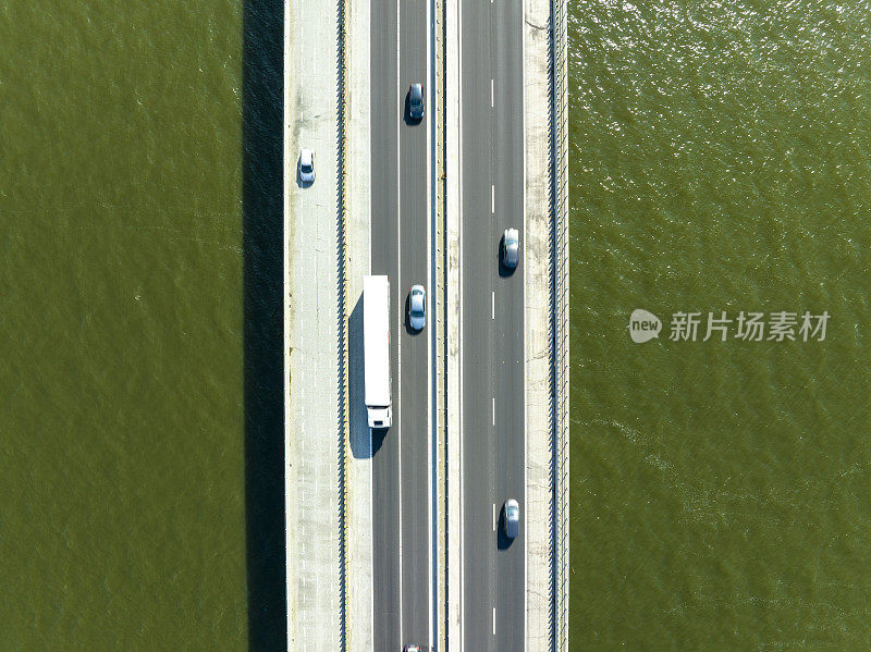 湖上的桥，从上面可以看到高速公路上的车辆