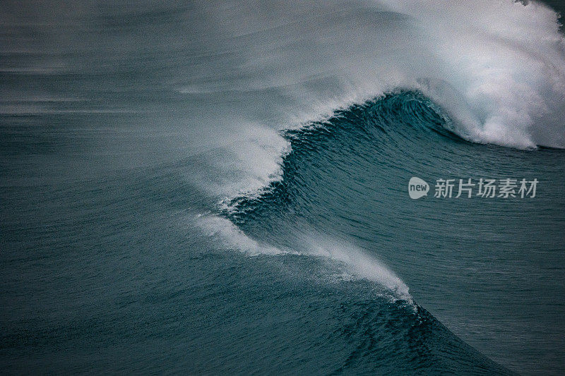 平静的蓝色海洋，海浪拍打着海滩