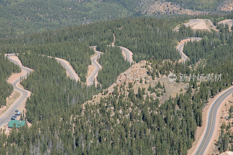 美国西部科罗拉多州中部落基山脉中的派克峰高速公路通往美国山顶(海拔14115英尺)的弯道和大落差