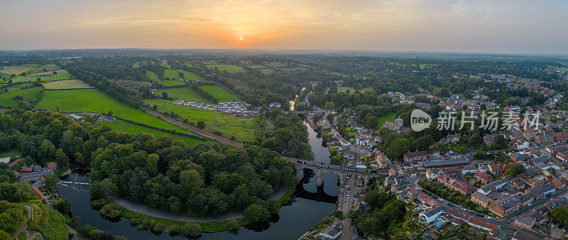 鸟瞰夏日夕阳下的高架桥、尼德河峡谷和克纳斯伯勒集镇，英国，北约克郡。用0级无人机拍摄。