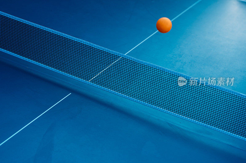 运动中的橙色乒乓球。