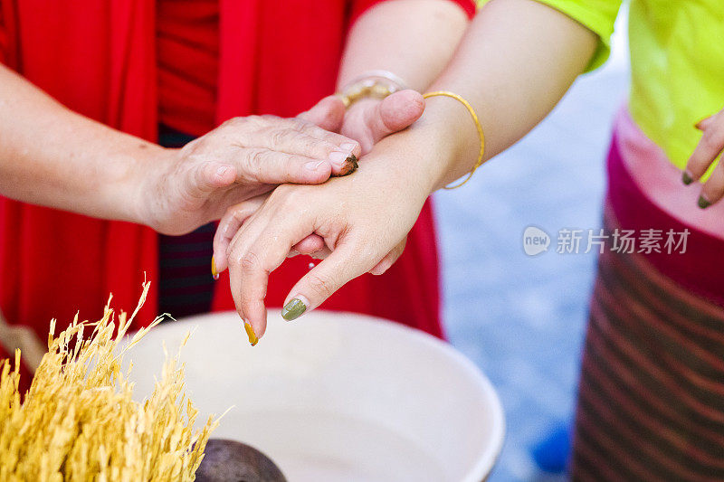 泰国妇女得到手和皮肤面霜