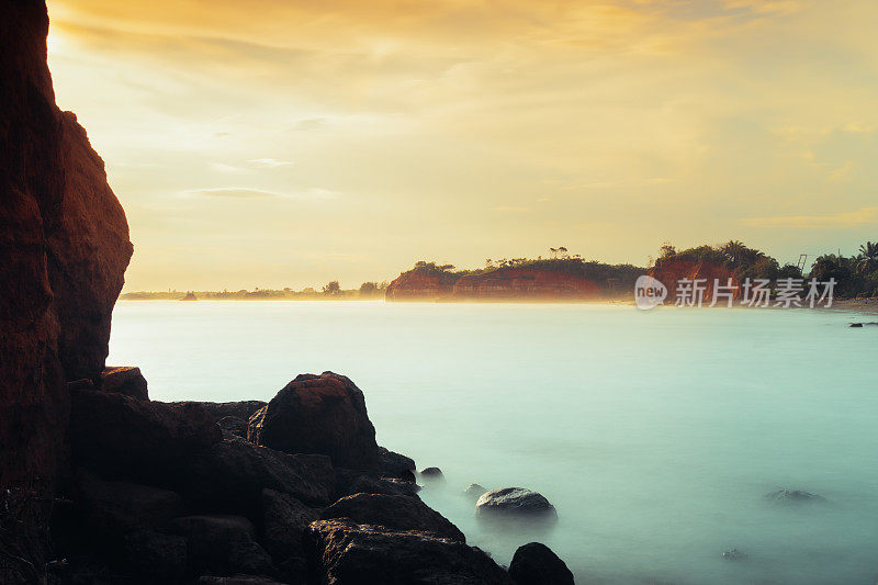 在北明古鲁的沿海地区，每天都有水的沿海地区有高波浪的夜景，土地继续减少，加上天空不好，因为空气污染是由许多引发全球焦虑的因素引起的