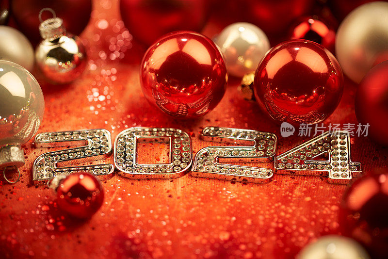 充满活力的2024年圣诞节和新年庆祝活动:闪亮的装饰品和闪闪发光的装饰品背景