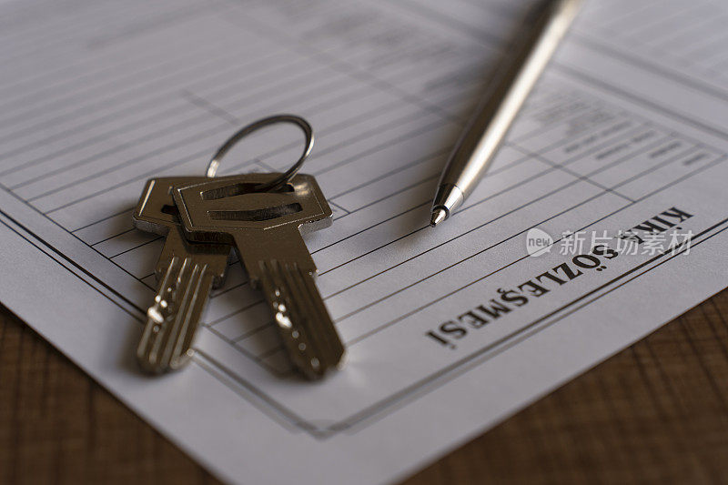 土耳其租赁协议表格，上面有笔和钥匙。