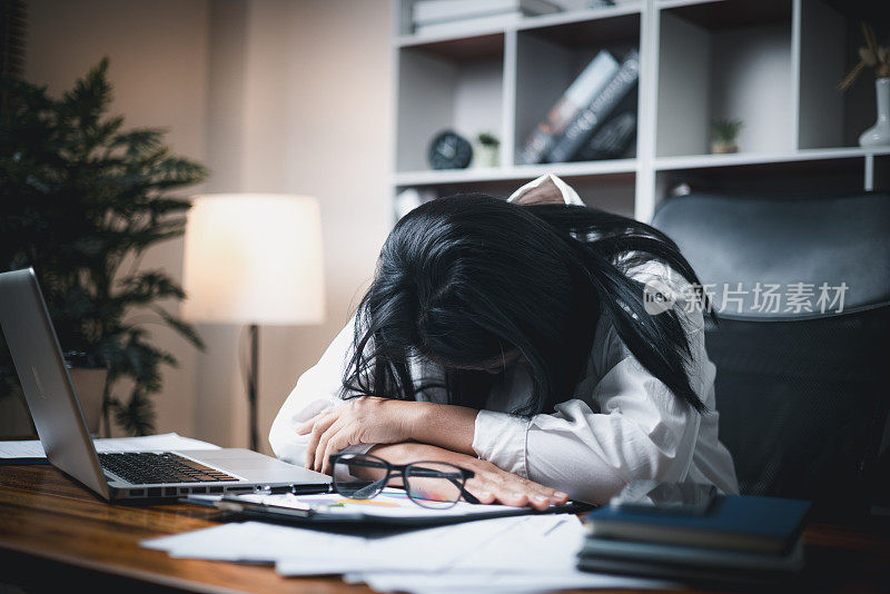 一名女性在工作场所与抑郁和压力作斗争，突出了专业人士面临的挑战。这张图片捕捉到了在公司环境中心理健康对员工的影响。