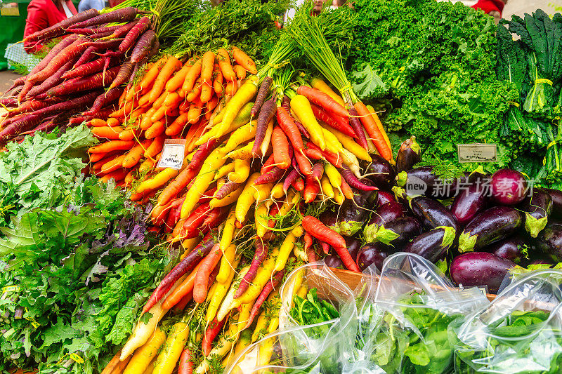 农贸市场的胡萝卜，羽衣甘蓝和茄子