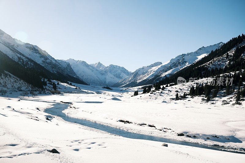 冬天的早晨，雪山峡谷一览无余