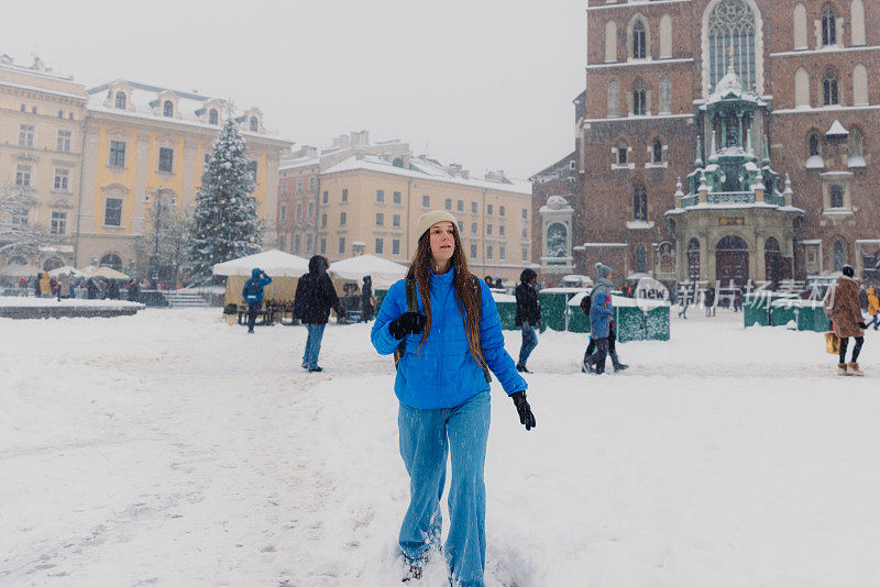 快乐的女人在克拉科夫思考下雪的冬天