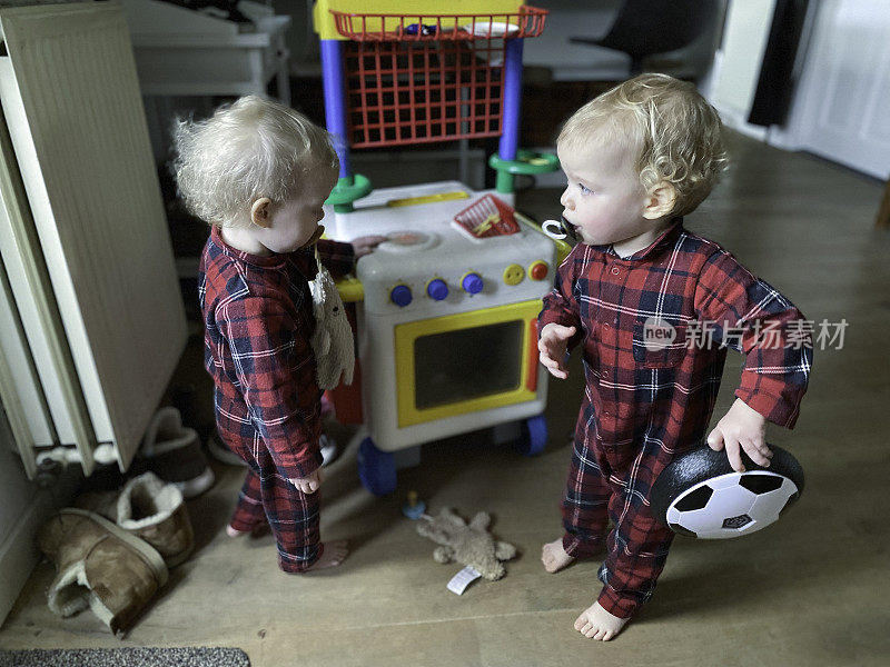 玩学步婴儿双胞胎