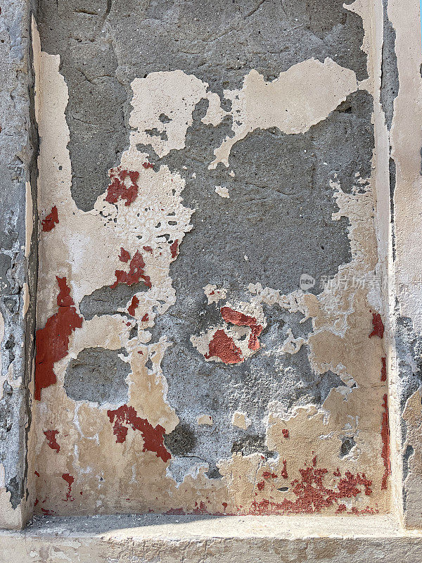 混凝土墙的全画幅图像与红色片状，剥落的油漆，剥落的砖石漆，层油漆和石膏和灰色混凝土，风化，壁纸背景