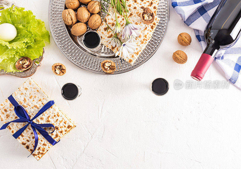 Matzoth，红瓶犹太酒，银托盘上的核桃，香草和鸡蛋。庆祝犹太逾越节的传统食物。