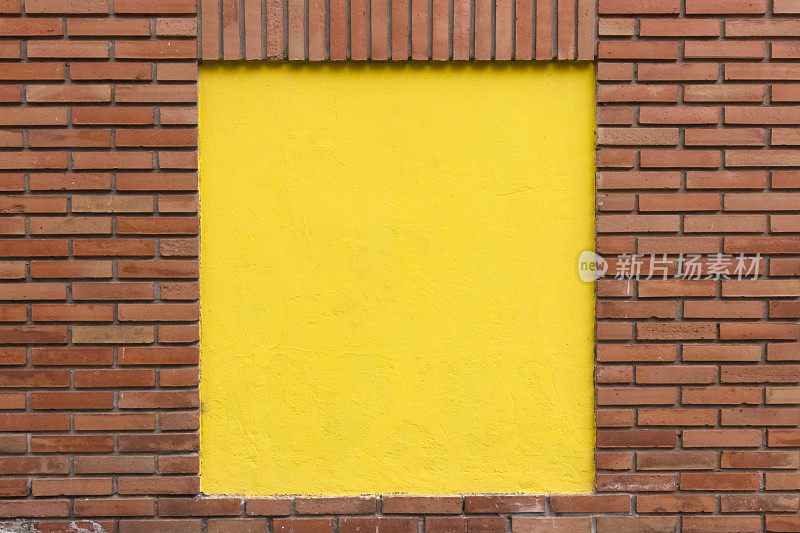 砖墙呈方形，留白处涂成黄色。