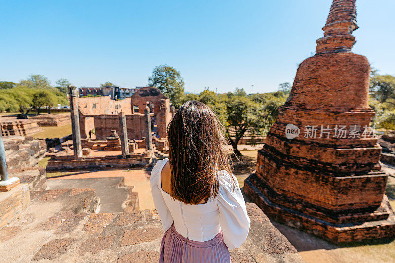 在泰国大城府历史公园的Ratchaburana寺，一位年轻女子的后景