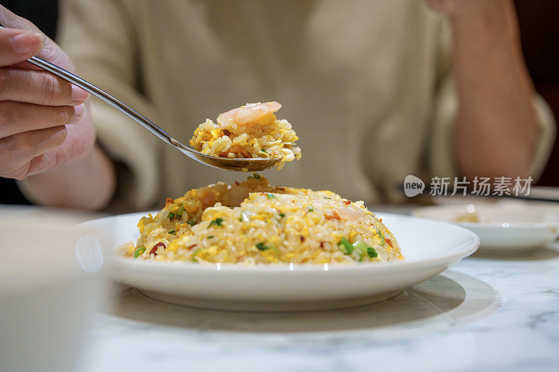 享用鸡蛋炒饭的女人