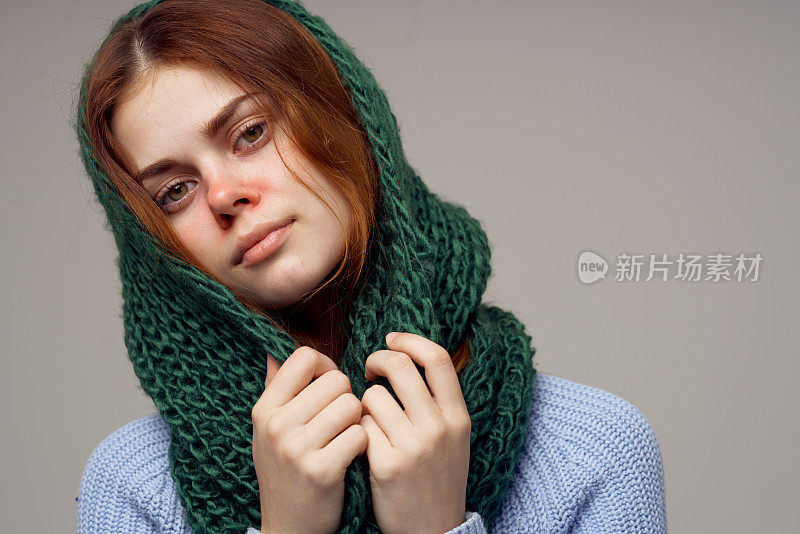 女人在她头上织围巾，健康问题流鼻涕的蓝色毛衣