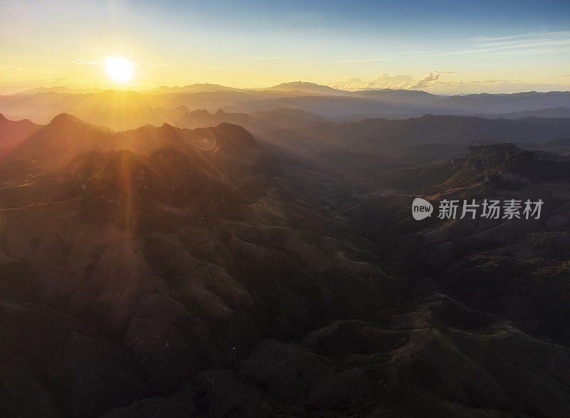 美丽的空中山景在傍晚班贾博村，泰国湄宏山。