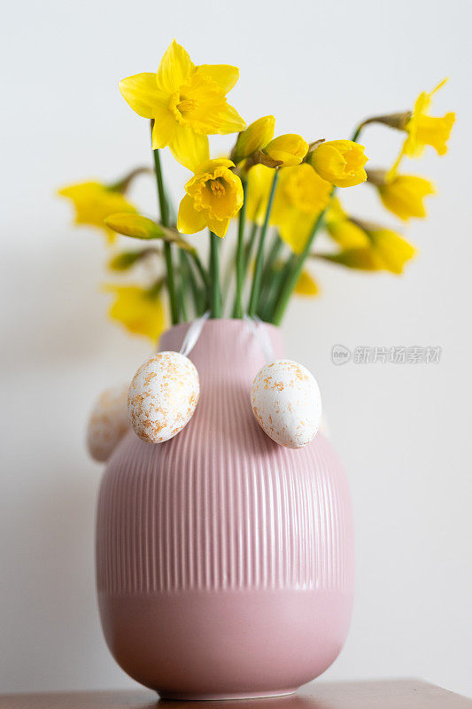 复活节彩蛋，水仙花，粉色花瓶