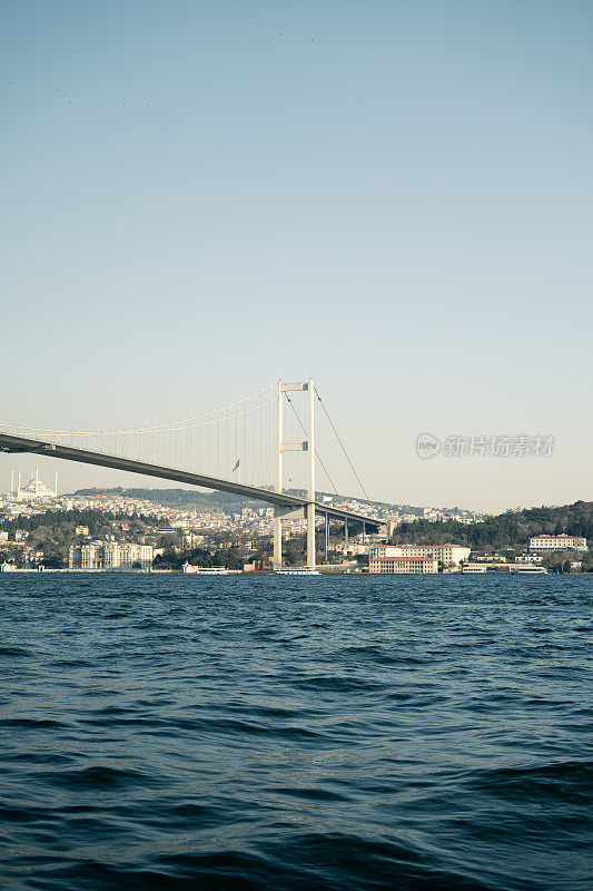伊斯坦布尔7月15日烈士桥和马尔马拉海景
