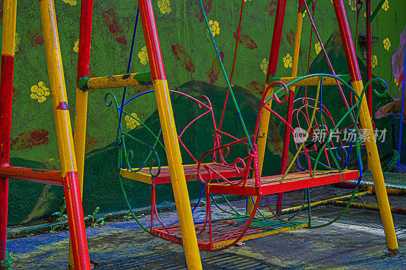 公园或幼儿园提供给孩子们玩的铁制秋千玩具