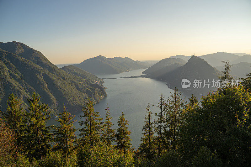 日出时山脉和湖泊的鸟瞰图