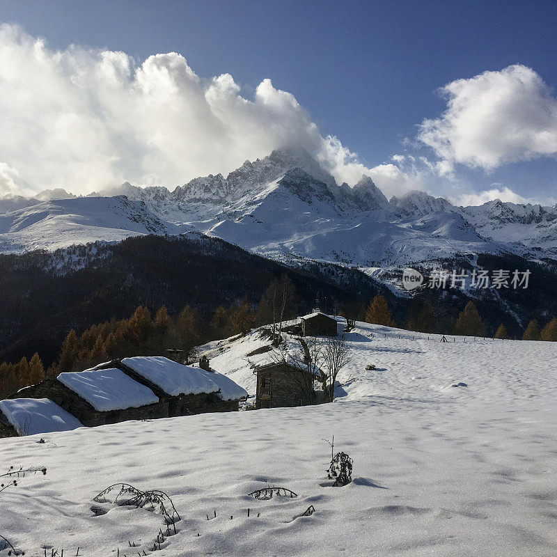 新鲜的雪覆盖了山间草地和村庄