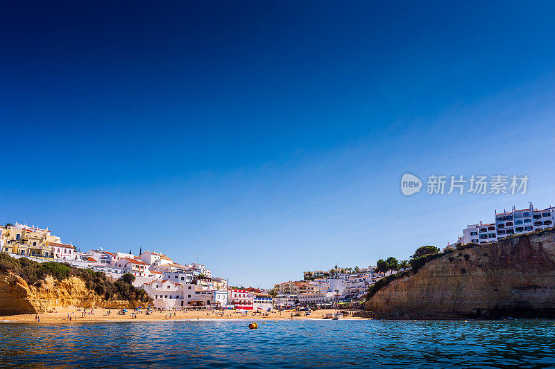 在葡萄牙，卡沃埃罗海滩被戏剧性的阿尔加维悬崖包围