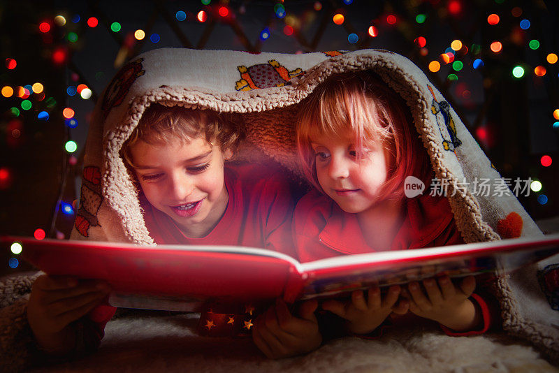 弟弟和妹妹在睡前读魔法书