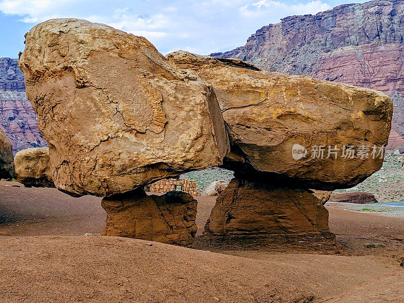 亚利桑那州李渡船和犹他州朱砂悬崖国家纪念碑附近的US-89A平衡岩石