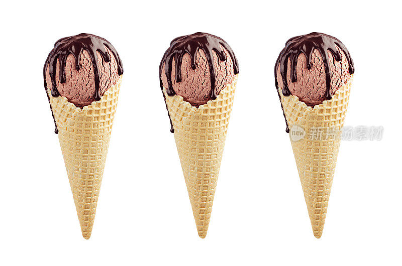 三个棕色的冰淇淋在脆华夫筒与巧克力酱孤立在白色背景，模拟。