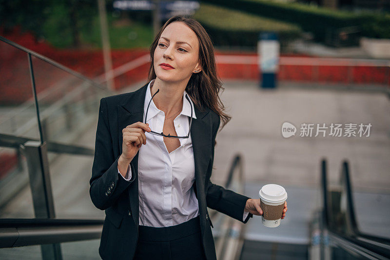 拿着咖啡杯的年轻女子