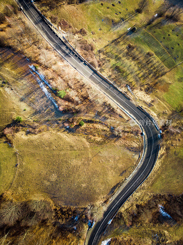 鸟瞰冬季景观中蜿蜒的道路和发夹弯道