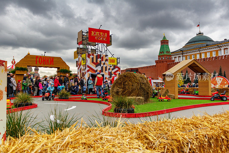 多云天气红场儿童游乐设施的赛马场。莫斯科的金秋传统节日